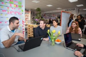 Mark Zuckerberg trifft auf Rami Rihavi aus Alappo, der von einem Virtual Reality Projekt erzählt.